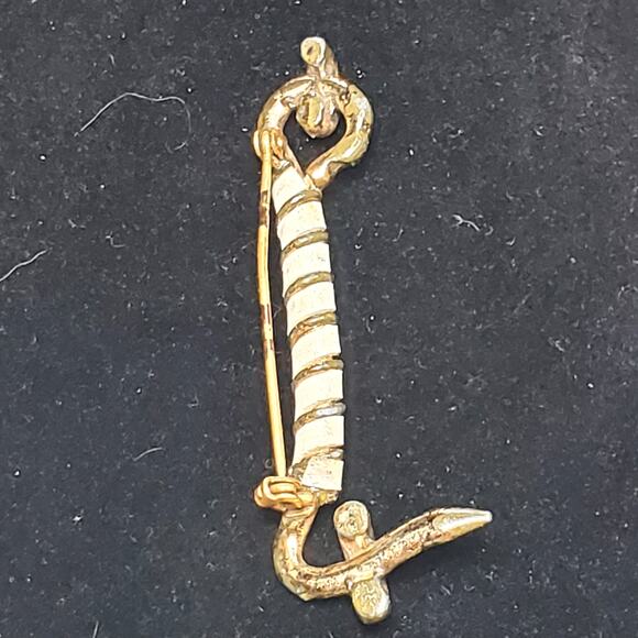 Gold Tone Hook Lock White Twist 2.5" Unsigned Vtg - Picture 8 of 9